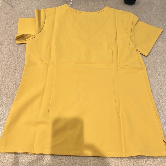 FIGS Scrub Set Catarina Top/ Zamora Jogger Light Gold - Picture 8 of 11